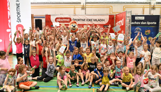 Telemachov dan športa v Krškem: Več kot 200 otrok navdušeno spremljalo Primoža Kozmusa pri prižigu plamena Plazma Športnih iger mladih