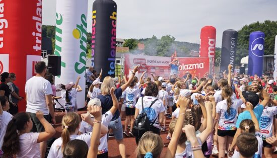 Otroški športni praznik na Kodeljevem združil šport, gibanje, glasbo in zabavo