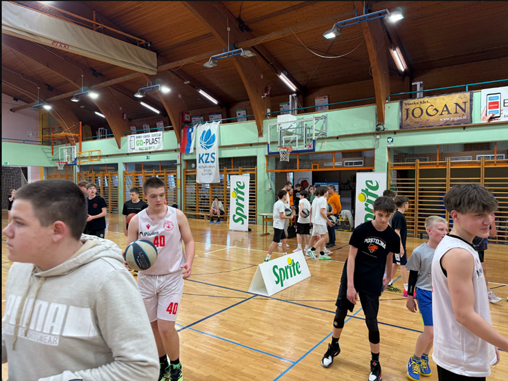 Postojna v ritmu ulične košarke: mladi navdušili na turnirju 3×3 Sprite Cup