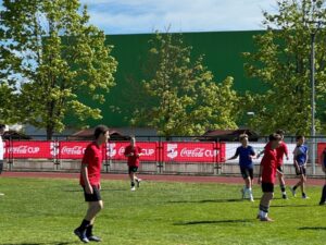 Nogomet povezuje mlade tudi v Prekmurju: Coca-Cola Cup v Puconcih  Puconci so gostili tekmovanje Coca-Cola Cupa, ki je v okviru Športnih iger mladih Slovenije združilo mlade nogometne navdušence. Na igrišču ni manjkalo športne zagnanosti, lepih potez, zadetkov in iskrenega veselja, ki spremlja vsako pravo nogometno druženje.  Tekmovanje je znova potrdilo, da ima nogomet pomembno vlogo pri povezovanju mladih in spodbujanju aktivnega preživljanja prostega časa. Coca-Cola Cup s svojo dostopnostjo in poudarkom na fair playu mladim omogoča, da ne glede na športne izkušnje postanejo del velike športne zgodbe, v kateri štejejo predvsem prijateljstvo, sodelovanje in spoštovanje.