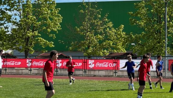 Nogomet povezuje mlade tudi v Prekmurju: Coca-Cola Cup v Puconcih  Puconci so gostili tekmovanje Coca-Cola Cupa, ki je v okviru Športnih iger mladih Slovenije združilo mlade nogometne navdušence. Na igrišču ni manjkalo športne zagnanosti, lepih potez, zadetkov in iskrenega veselja, ki spremlja vsako pravo nogometno druženje.  Tekmovanje je znova potrdilo, da ima nogomet pomembno vlogo pri povezovanju mladih in spodbujanju aktivnega preživljanja prostega časa. Coca-Cola Cup s svojo dostopnostjo in poudarkom na fair playu mladim omogoča, da ne glede na športne izkušnje postanejo del velike športne zgodbe, v kateri štejejo predvsem prijateljstvo, sodelovanje in spoštovanje.