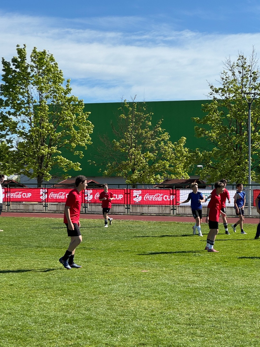 Nogomet povezuje mlade tudi v Prekmurju: Coca-Cola Cup v Puconcih  Puconci so gostili tekmovanje Coca-Cola Cupa, ki je v okviru Športnih iger mladih Slovenije združilo mlade nogometne navdušence. Na igrišču ni manjkalo športne zagnanosti, lepih potez, zadetkov in iskrenega veselja, ki spremlja vsako pravo nogometno druženje.  Tekmovanje je znova potrdilo, da ima nogomet pomembno vlogo pri povezovanju mladih in spodbujanju aktivnega preživljanja prostega časa. Coca-Cola Cup s svojo dostopnostjo in poudarkom na fair playu mladim omogoča, da ne glede na športne izkušnje postanejo del velike športne zgodbe, v kateri štejejo predvsem prijateljstvo, sodelovanje in spoštovanje.
